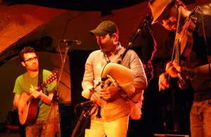  Lu&iacute;s Peixoto, Anxo Lorenzo y Eoghan Neff, durante su actuaci&oacute;n en el festival Folkherbst.