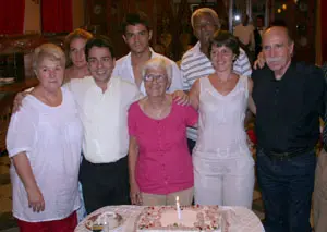 Mary Rico –a la izda.– posó al lado de la torta con emigrantes madrileños.