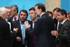  Mariano Rajoy y Alberto N&uacute;&ntilde;ez Feij&oacute;o conversan con otros l&iacute;deres del PP, durante el Comit&eacute; Ejecutivo en Santiago.