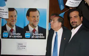  Fernando L&oacute;pez Pereira y Avelino Garc&iacute;a Melle, durante la pegada de carteles del PP en Argentina.