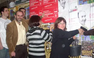  Dirigentes socialistas en Uruguay, durante la pegada de carteles.