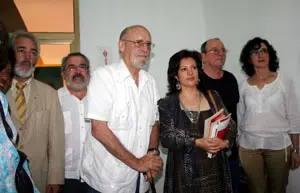  Pilar Pin, junto al guerrillero y m&eacute;dico personal del Che Guevara, &Oacute;scar Fern&aacute;ndez Mell, el cantautor Silvio Rodr&iacute;guez y otros invitados, durante la presentaci&oacute;n oficial del documental el a&ntilde;o pasado en La Habana.