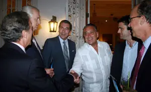  Un momento de la recepci&oacute;n en la residencia del embajador.