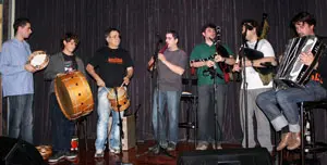  Un momento de la actuaci&oacute;n de los integrantes del grupo musical &lsquo;Herbadaboa&rsquo;.