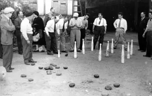Inmigrantes jugando a los bolos en el Centro Región Leonesa de Buenos Aires y Mar de Plata (Argentina). 1955.