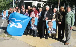  Esperanza Romariz -a la izda.- el resto de 'populares', durante el acto de pegada de carteles. 