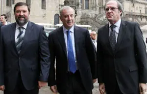  Pachi V&aacute;zquez, flanqueado por los ministros Caama&ntilde;o y Gabilondo, en Santiago.