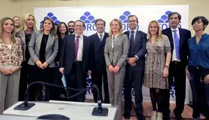 Francisco Álvarez Cascos posa con los candidatos de Foro Asturias durante su presentación en Madrid.