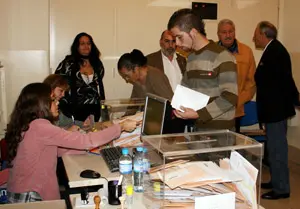  Unas personas votan en urna en el Consulado de Buenos Aires.