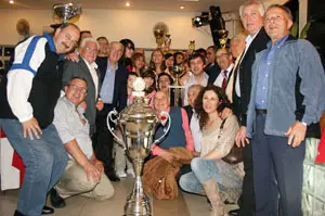  Los integrantes del Club Cutcsa muestran el trofeo ganado.