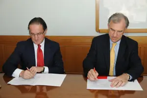  Jes&uacute;s Zabalza y Guillermo Ambrogi, durante la firma del acuerdo, la pasada semana.