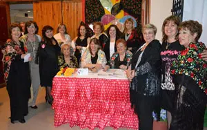  Las asistentes lucieron originales mantones y abanicos.