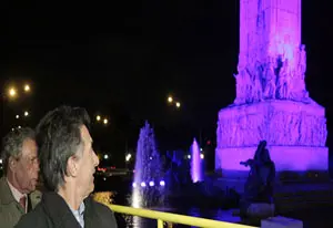  Mauricio Macri y Rafael Estrella contemplan el popular monumento iluminado.