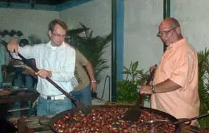  Jos&eacute; Luis Quiven Justo y Luis Vicente Mu&ntilde;iz Ra&ntilde;a, vicepresidente y secretario de Cultura, festejos y Recreaci&oacute;n, asan las casta&ntilde;as en la edici&oacute;n de 2010.