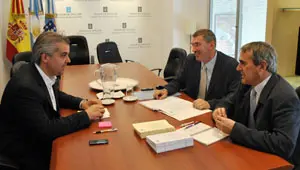  L&oacute;pez Dobarro, Vicente Pe&ntilde;a Saavedra y Antonio Rodr&iacute;guez Mart&iacute;nez, durante la reuni&oacute;n en la Delegaci&oacute;n de la Xunta.