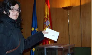 Una de las españolas que voto en el Consulado de Hamburgo.