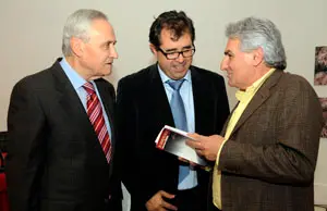  Xos&eacute; Carlos Caneiro, flanqueado por Jos&eacute; Ram&oacute;n &Oacute;nega y Francisco L&oacute;pez, en la presentaci&oacute;n de su &uacute;ltimo libro.