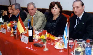  El vicec&oacute;nsul honorario Juan Carlos Rodr&iacute;guez &ndash;en primer t&eacute;rmino&ndash;, durante el acto conmemorativo.