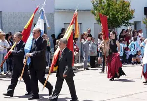  La bandera espa&ntilde;ola y argentina, portada por representantes de la colectividad.