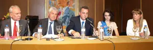 De izda. a dcha., Francisco Rodríguez García, Avelino Acero Díaz, Valentín Martínez-Otero, Laura López Campillo y Pilar Riesco, en un momento del acto en el Centro Asturiano de Madrid.