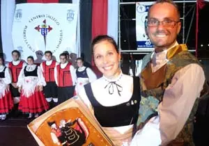  Beatriz &Aacute;lvarez, directora de &lsquo;Lembranzas&rsquo; de la Hermandad Gallega de Caracas, recibe un recuerdo, entregado por Luis Vicente Mu&ntilde;iz, secretario de Cultura, Festejos y Recreaci&oacute;n del CGPLC.