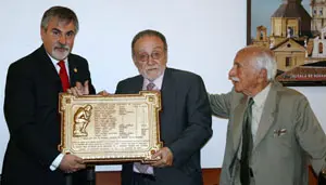 El presidente del Centro &Oacute;rdenes, Jos&eacute; Luis Dur&aacute;n, entrega una placa a Francisco Lores, presidente de la Federaci&oacute;n de Sociedades Gallegas de la Rep&uacute;blica Argentina.