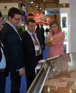  Un momento de la visita al estand de la Xunta en la feria de Bruselas.