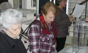  Dos mujeres votan en el Consulado de Par&iacute;s la pasada semana.