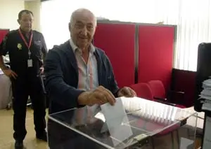  Este ciudadano oriundo de Palencia fue la primera persona en votar en la jornada del mi&eacute;rcoles.