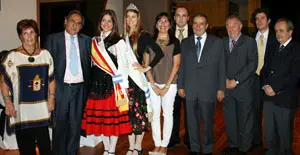  Directivos de la Federaci&oacute;n y de entidades de la colectividad y autoridades espa&ntilde;olas posan junto a la reina y princesa de la colectividad y la legisladora Lidia Saya.