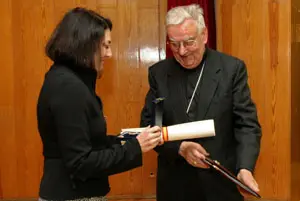  Anna Terr&oacute;n entrega la medalla y un diploma al obispo Jos&eacute; S&aacute;nchez.