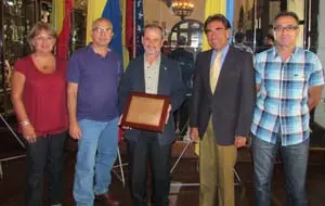  Serafin pell&oacute;n -en el centro-, junto al presidente, la secretaria del CRE, el c&oacute;nsul general y el jefe de gesti&oacute;n de la Consejer&iacute;a de Trabajo e Inmigraci&oacute;n.