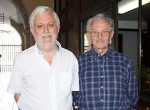 Antonio Nespral, presidente del Centro Asturiano, y José Girón, catedrático de la Universidad de Oviedo, en el hall de entrada del campo Covadonga.