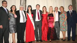  El presidente, Jorge Torres, flanqueado de las &lsquo;majas&rsquo; saliente y entrante y el resto de directivos de la FIEU.