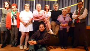  Los miembros del grupo de teatro &lsquo;Tablas&rsquo; junto al cineasta Carlos Iglesias.