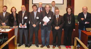  De izd. a dch.: Aragon&eacute;s (ERC), Tura (PSC), Vicente (FIEC), Tudela (FIEC), Montserrat (FIEC), Llop (CiU), Canals (CiU) y Luna (PP). En segunda fila, Maragall (PSC) y Mil&aacute; (ICV).