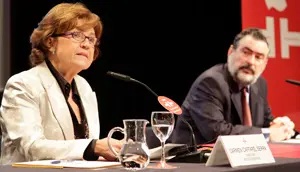  El Instituto Cervantes acoge la inauguraci&oacute;n de COMPROFES. En la imagen, la directora del Instituto, Carmen Caffarel, durante su intervenci&oacute;n, junto al categr&aacute;tico de Lengua Espa&ntilde;ola y lexic&oacute;grafo, Manuel Alvar Ezquerra.