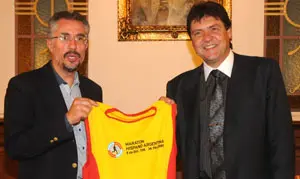  Jos&eacute; Manuel Besteiro y Daniel Castro, con la camisea para la competici&oacute;n.