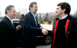 Alfredo Prada (I) responsable del Consejo de Españoles Residentes en el Exterior del PP, salió electo por León. En la foto de archivo, junto al presidente Mariano Rajoy y Alfonso Fernández Mañueco, secretario regional del PP.