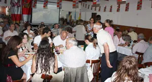 Un momento de la cena en el Centro de Castilla y León de Coronel Dorrego.