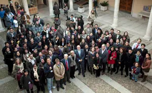 Los jóvenes iberoamericanos, junto al presidente de la Diputación de Valladolid, Jesús Julio Carnero.