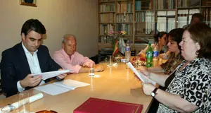  Diego Calvo y Beatriz Lagoa firman el convenio de colaboraci&oacute;n.