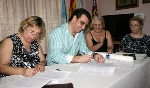 Diego Calvo firma el acuerdo de colaboración con la Asociación de Santa Comba.
