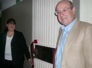  La presidenta de la FEDED y el consejero de Trabajo e Inmigraci&oacute;n, durante el tradicional corte de cinta, que dio por inaugurada la nueva sede de la Fundaci&oacute;n.