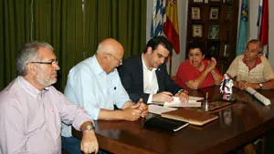  Diego Calvo firma el convenio en el Centro Berganti&ntilde;os con su presidente, Walter Pena.