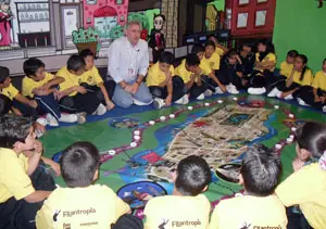  Francisco L&oacute;pez, con los ni&ntilde;os que participaron en el taller de animaci&oacute;n a la lectura.