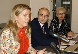  Victoria Cristóbal interviene en el seminario, acompañada por José Povedano y Susana Peri.