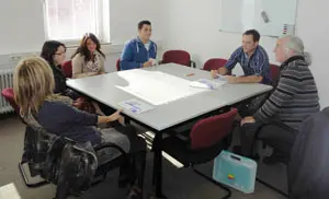  Los participantes se repartieron en distintos grupos de trabajo.