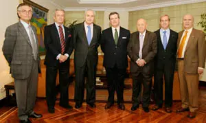  Alfonso Portabales &ndash;en el centro&ndash;, acompa&ntilde;ado por Jos&eacute; Ram&oacute;n &Oacute;nega y otros asistentes al evento.