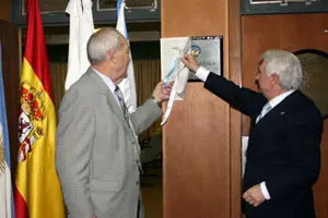  Portomeñe y Peleteiro descubren la placa que da nombre al salón de actos.